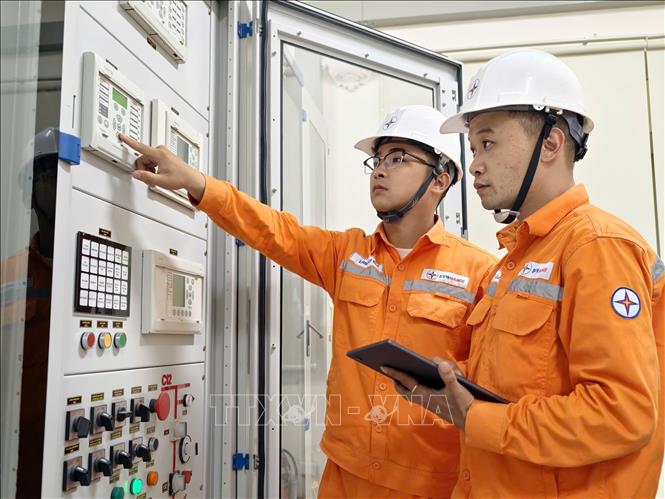 Phần lớn các công việc đã được thực hiện thông qua Trung tâm Điều khiển hệ thống điện Hà Nội. (Ảnh: Quốc Lũy/TTXVN)